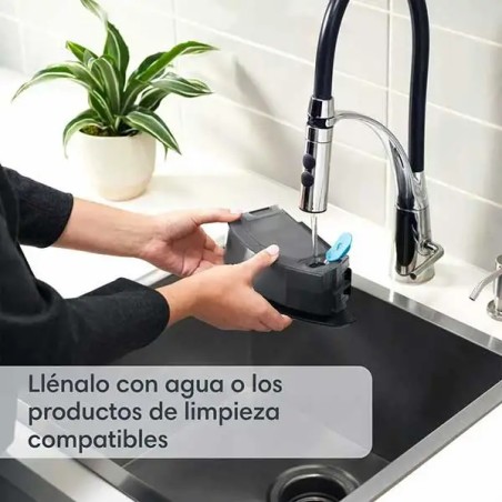 Llena el depósito de tu Roomba Combo® J5 con  agua y fregar.